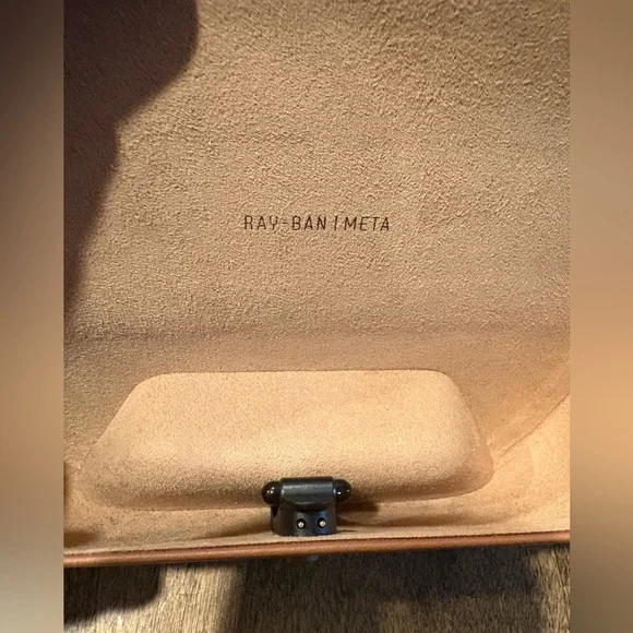 Ray-Ban Meta Brown Charging Case - Picture 5 of 9